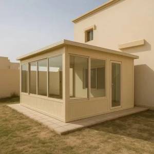 ساندويتش بانل هو عبارة عن هيكل يتكون من طبقتين خارجيّتين مصنوعتين من المعدن أو الألياف الزجاجية، وطبقة داخلية عازلة تفصل بينهما. يتميز هذا التصميم بقدرته على توفير عزل ممتاز، مما يجعله مثاليًا لمناخ الرياض الحار.